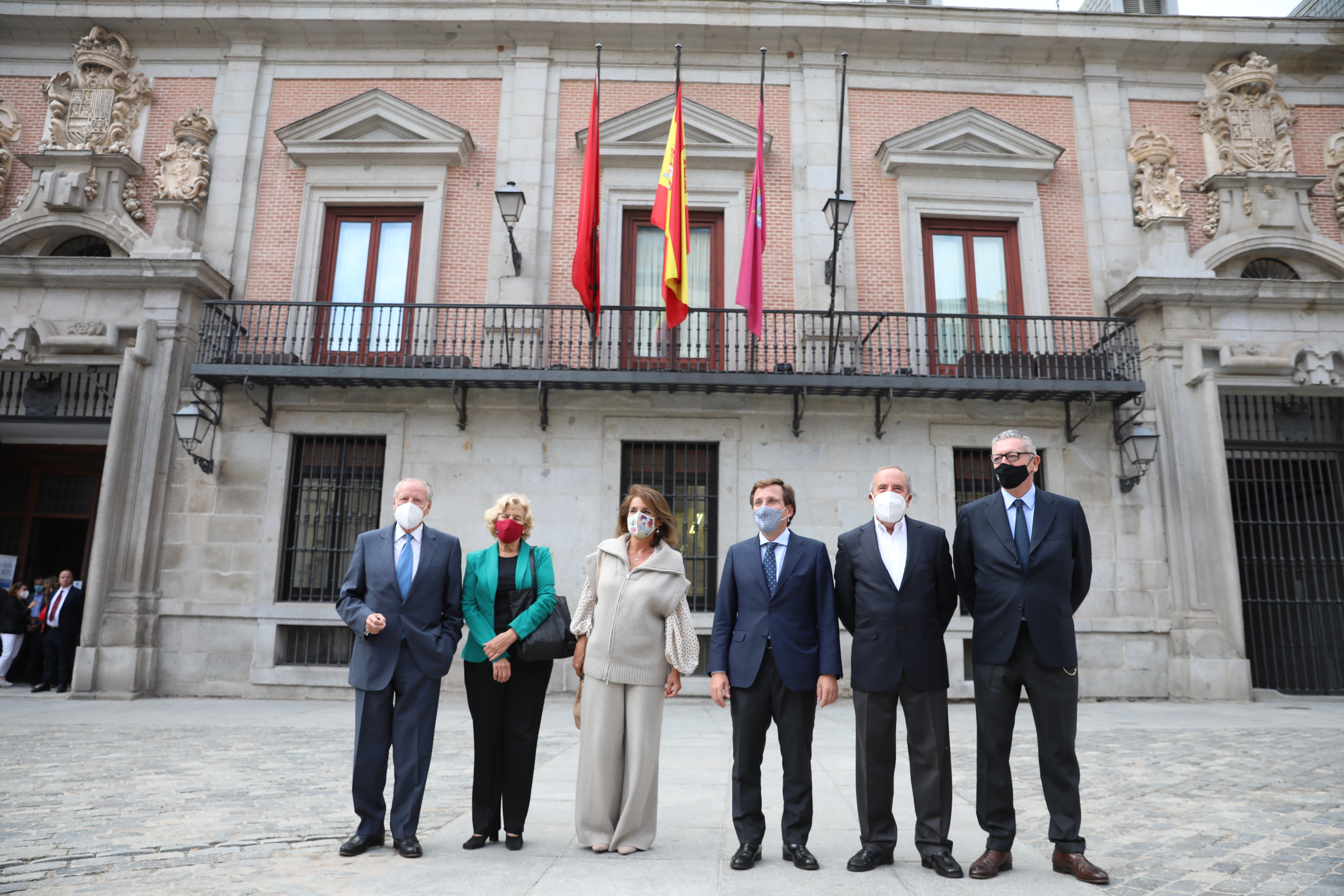 Los seis últimos alcaldes de Madrid en la puerta de la Casa de la Villa